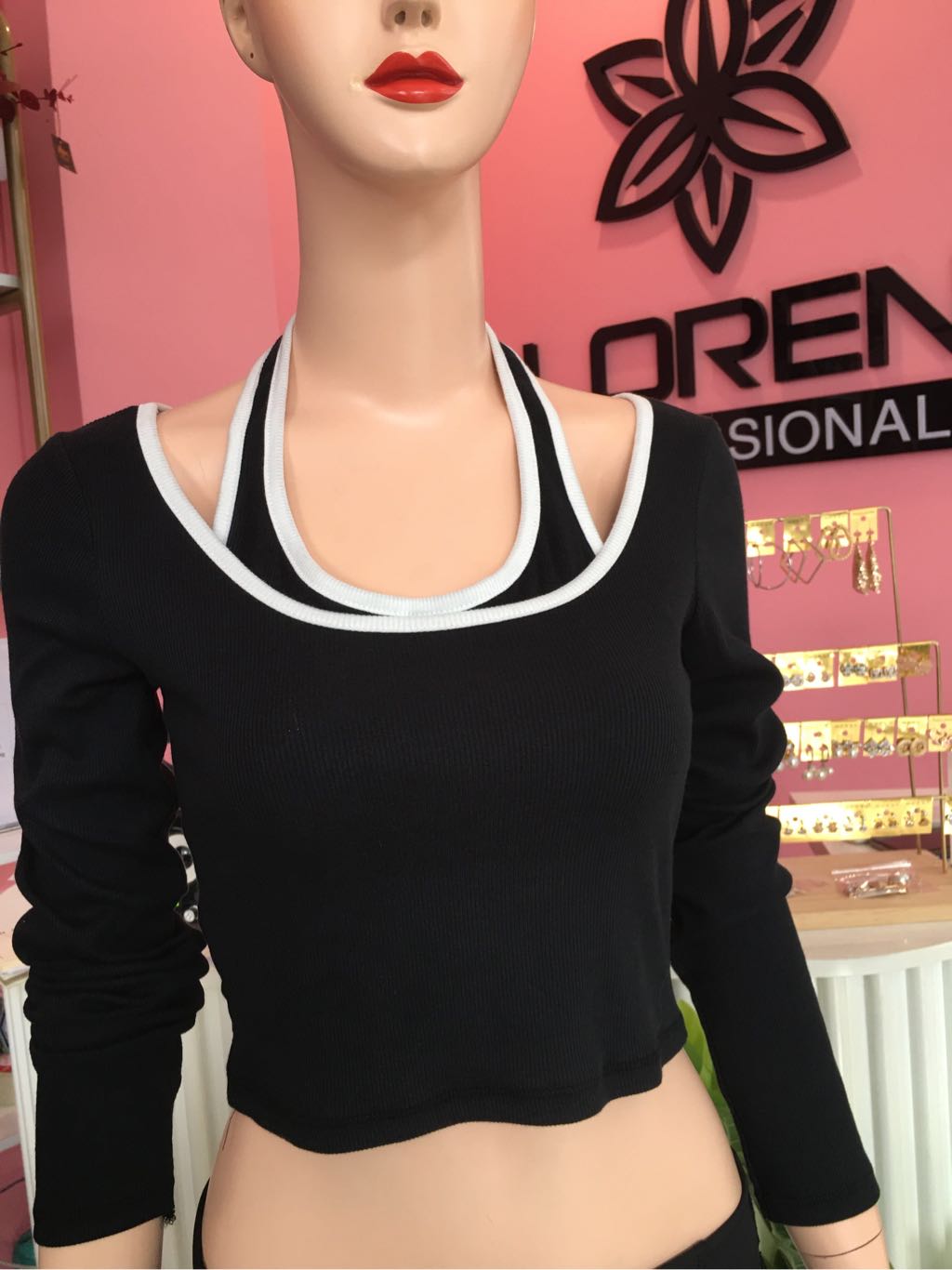 Áo croptop tay dài cổ yếm đen A6398