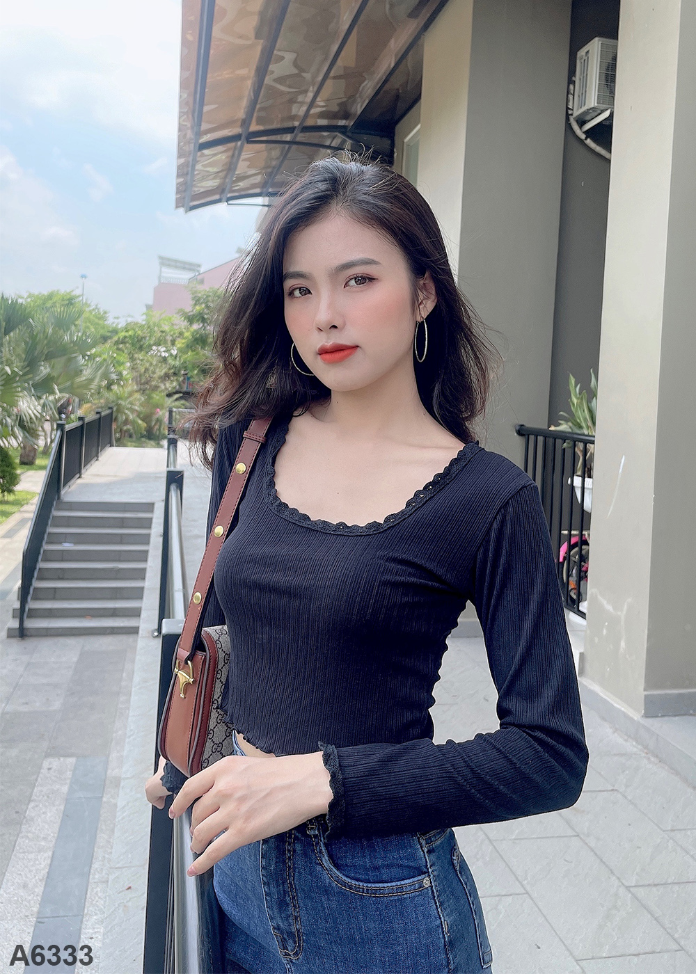 Áo croptop viền ren tay dài đen A6333