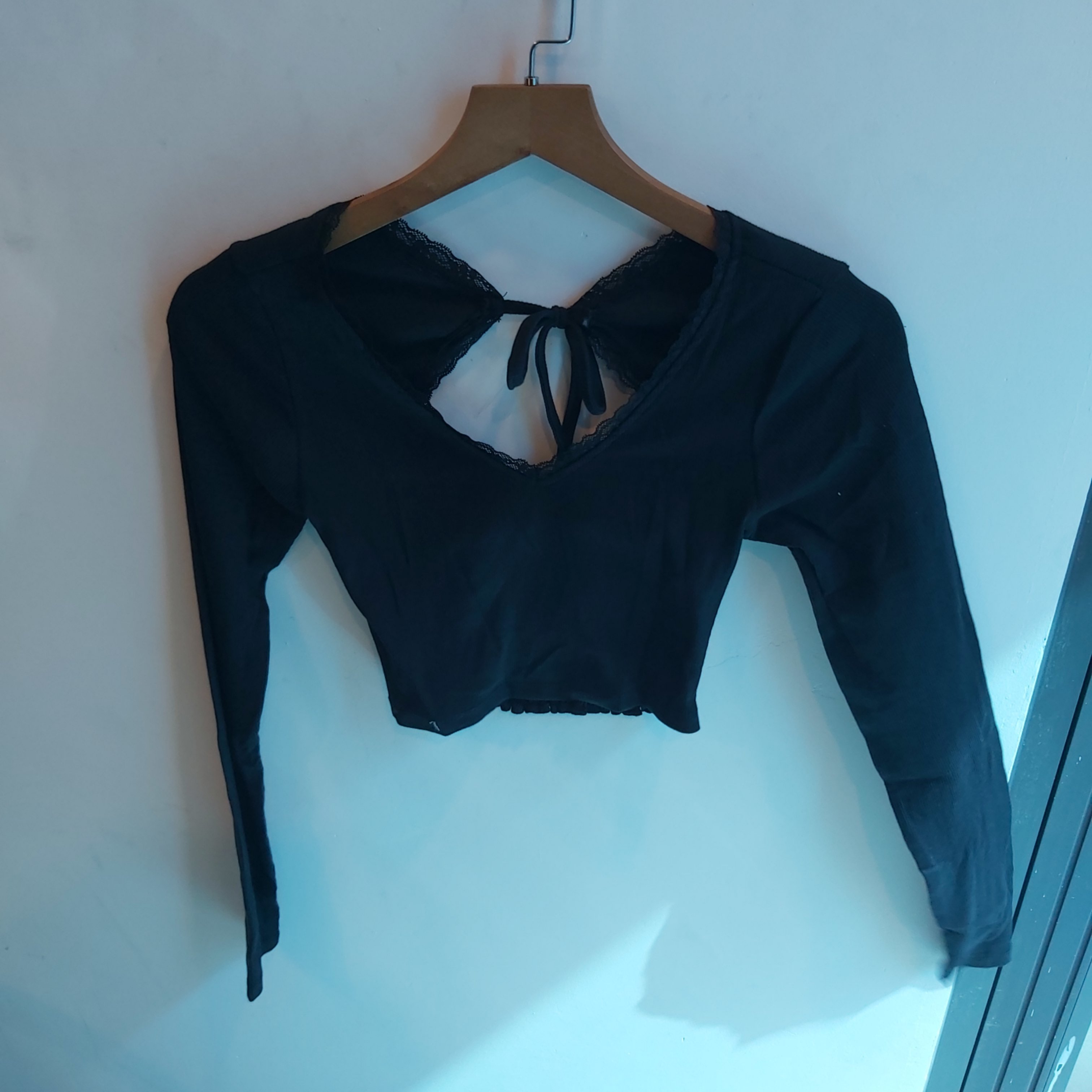 Áo croptop tay dài hở lưng đen A6401