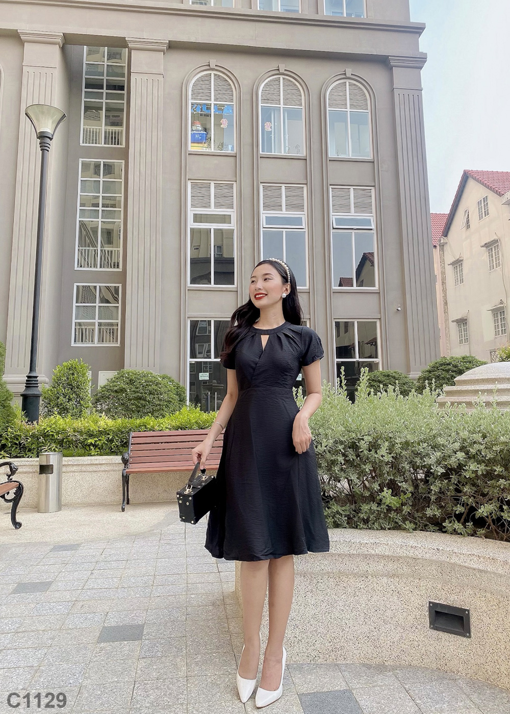 Đầm LOREN xòe cổ tròn đen C1129