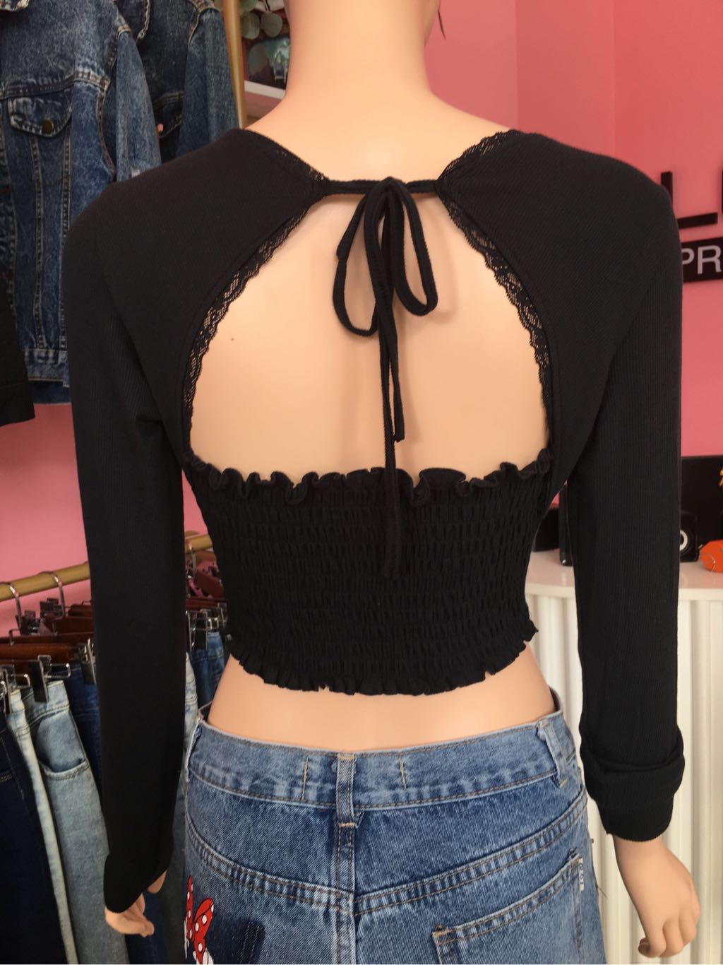 Áo croptop tay dài hở lưng đen A6401