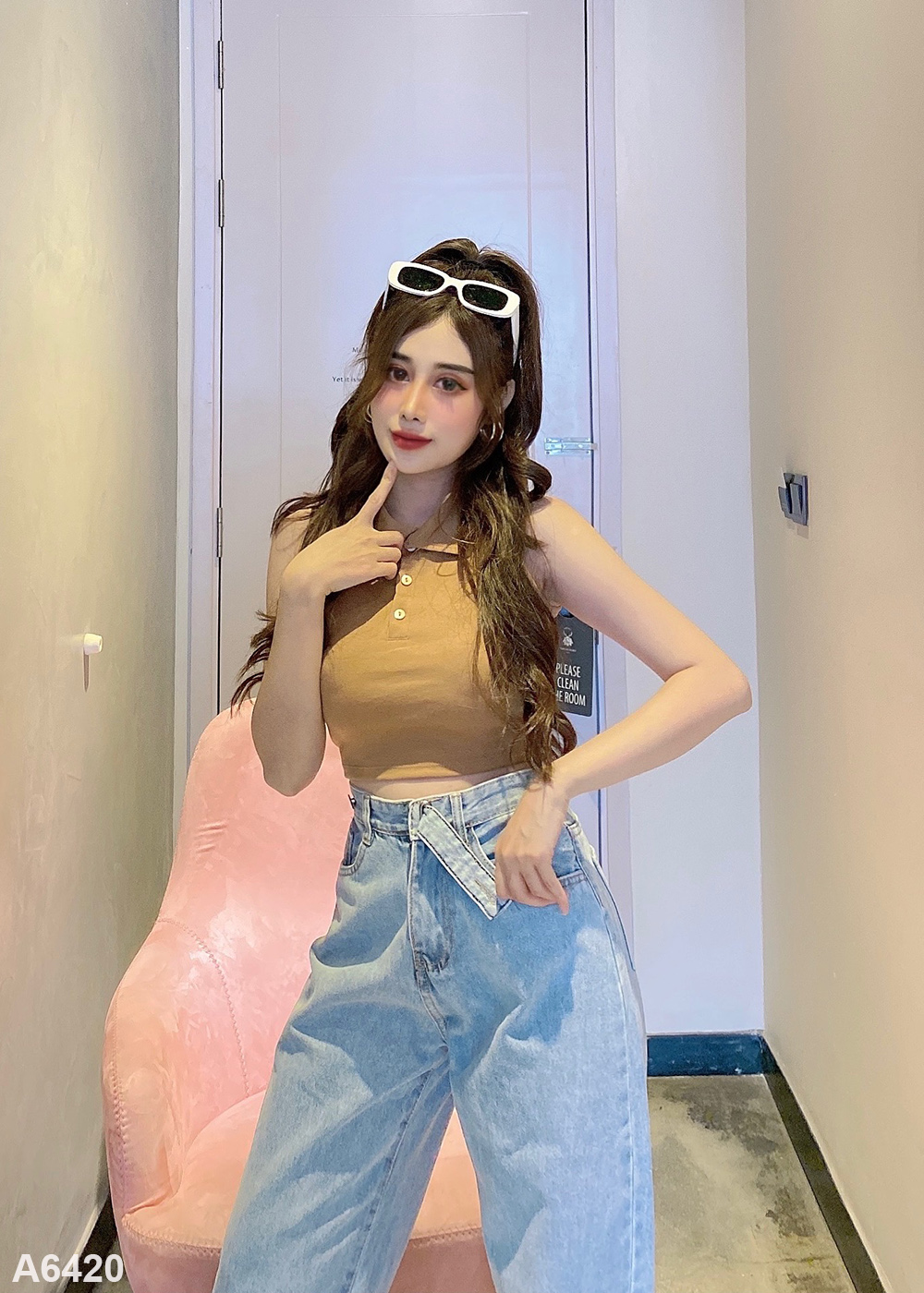 Áo croptop sát nách cổ trụ nâu A6420