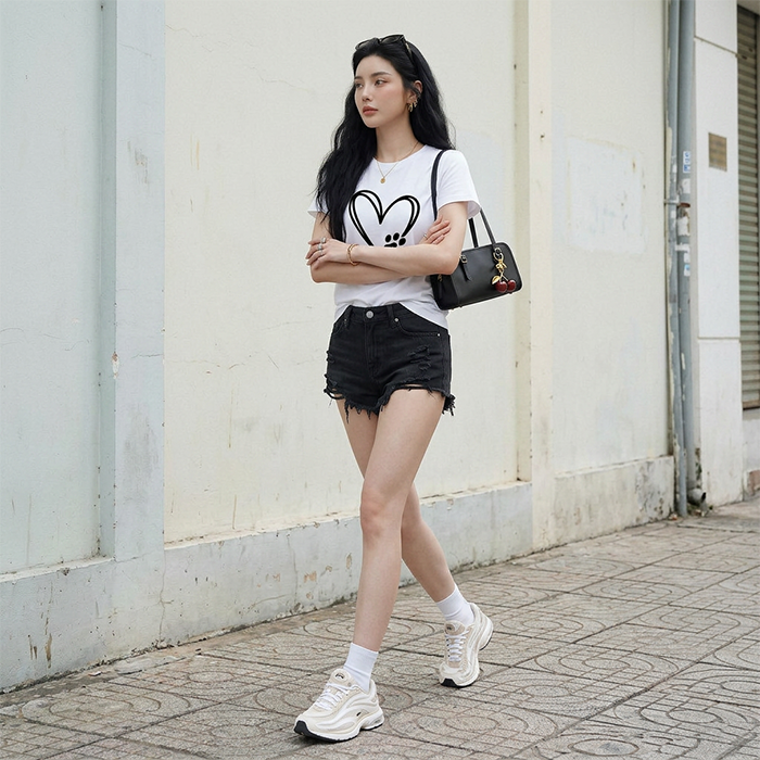 Áo thun nữ LOREN Regular tim A21096