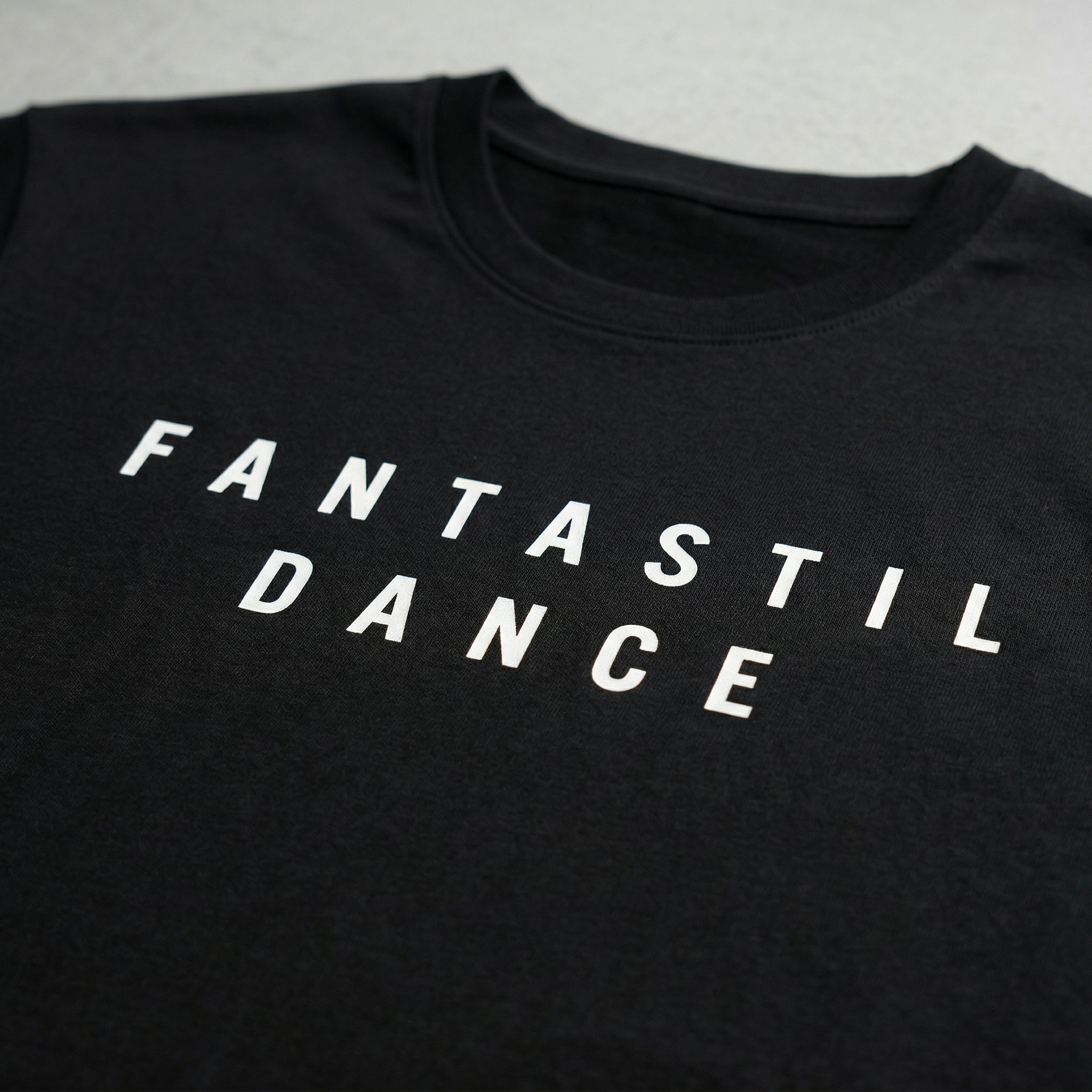 Áo thun nữ LOREN chữ in đen A2751