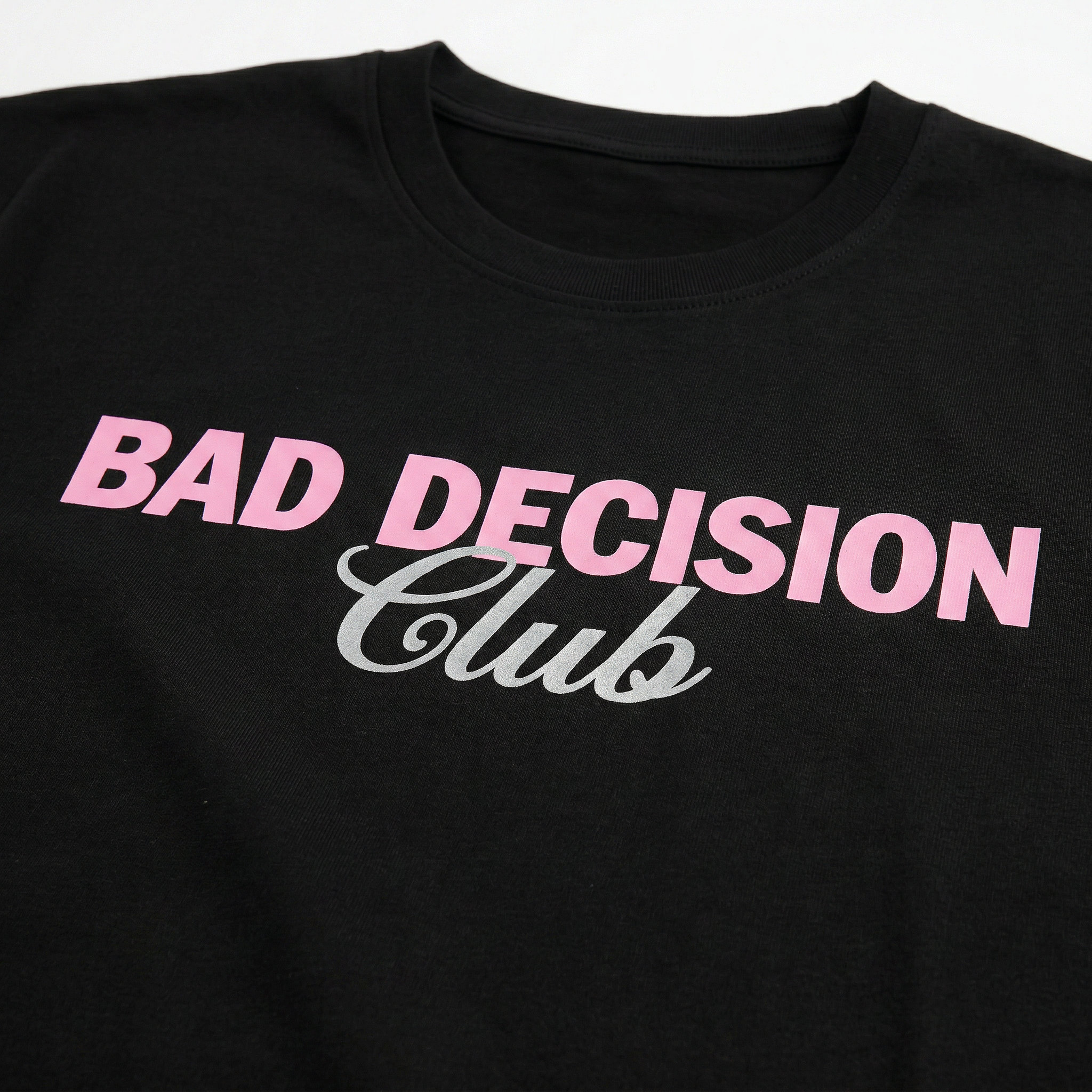 Áo thun nữ LOREN in chữ Bad Decision đen A2773
