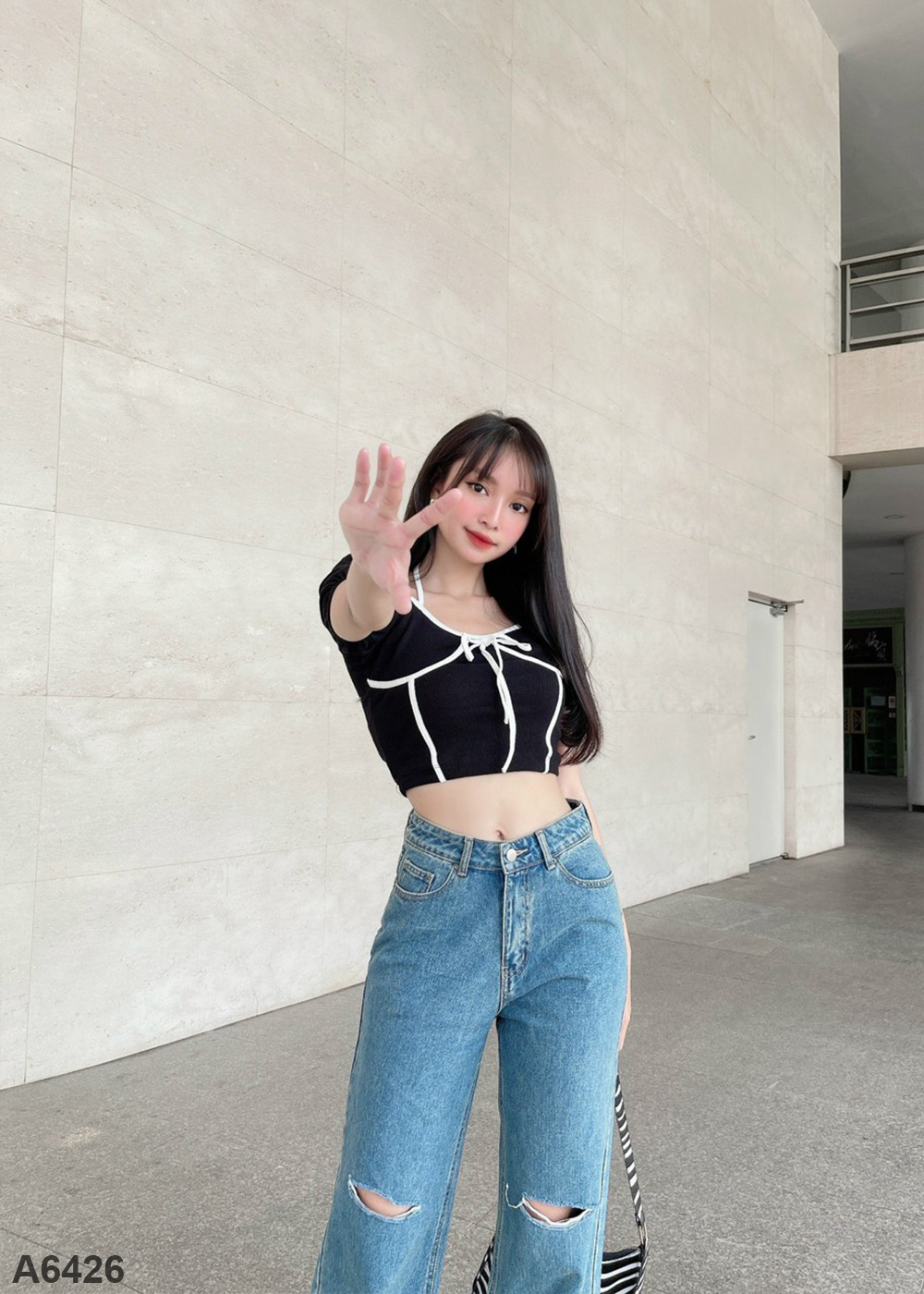 Áo croptop phồng tay đen A6426