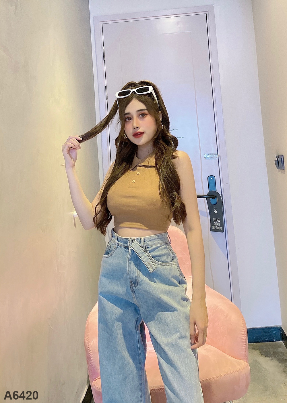 Áo croptop sát nách cổ trụ nâu A6420