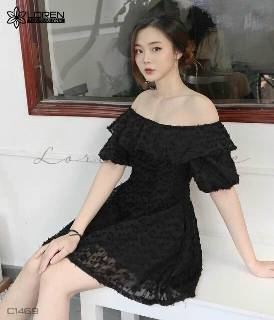 Đầm lông vũ bẹt vai đen C1469