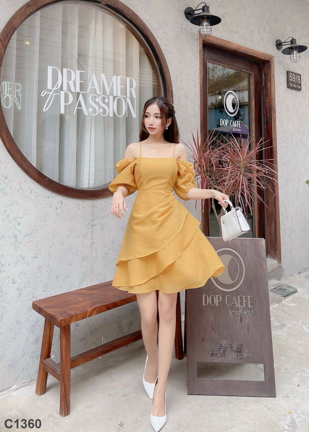 Đầm trễ vai ngọc trai vàng C1360