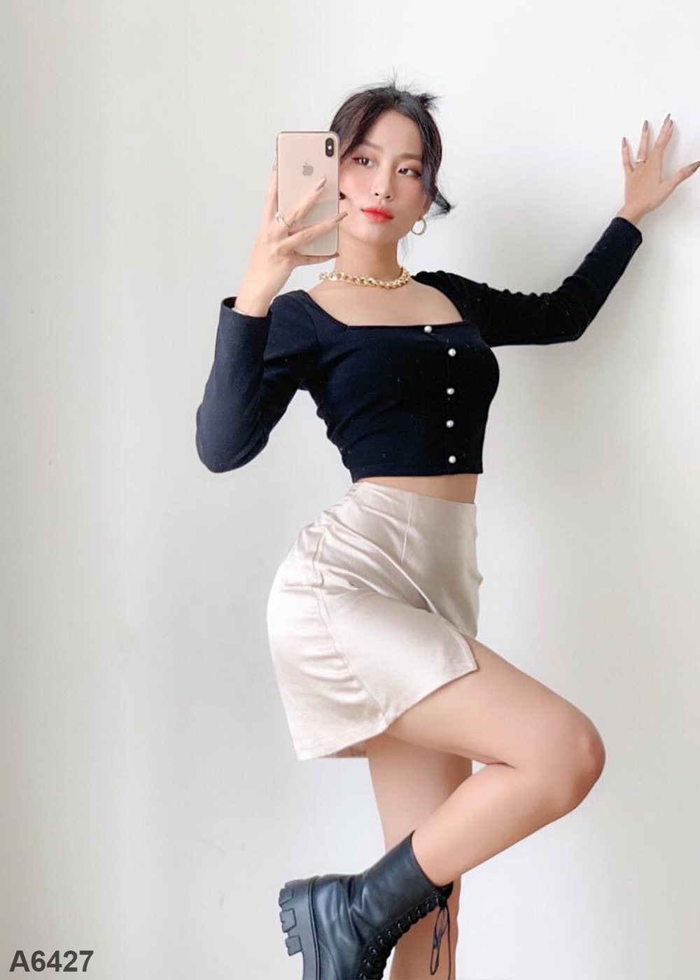 Áo croptop cổ vuông đính cườm đen A6427