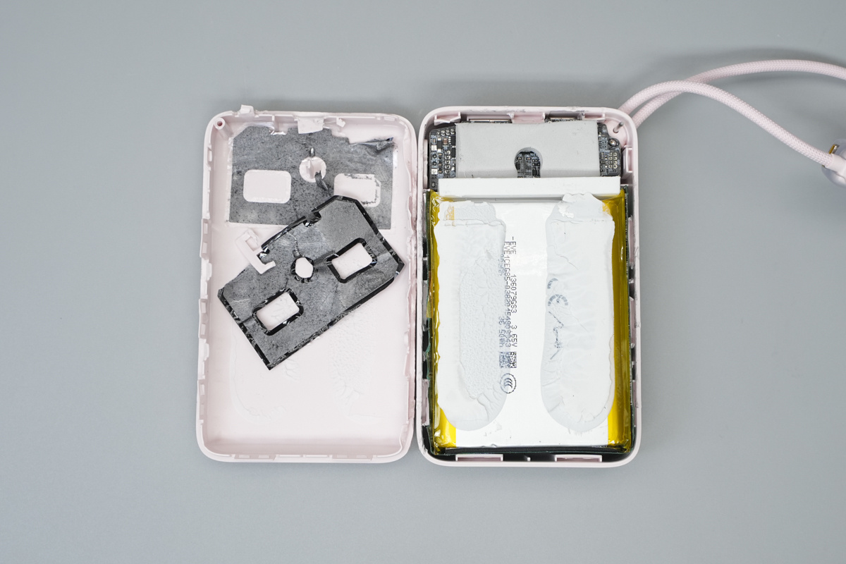 Tách nắp lưng để lộ lớp tản nhiệt Graphene và khung giảm chấn