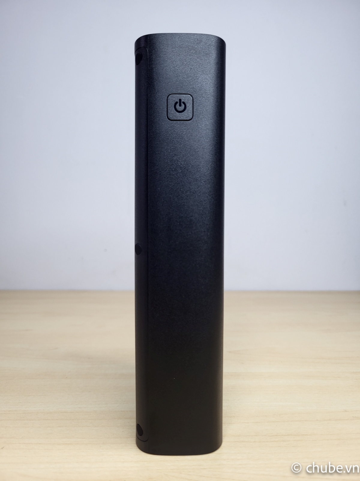 Màn hình kỹ thuật số hiển thị thông tin và tính năng bảo vệ an toàn trên Baseus Power Inverter