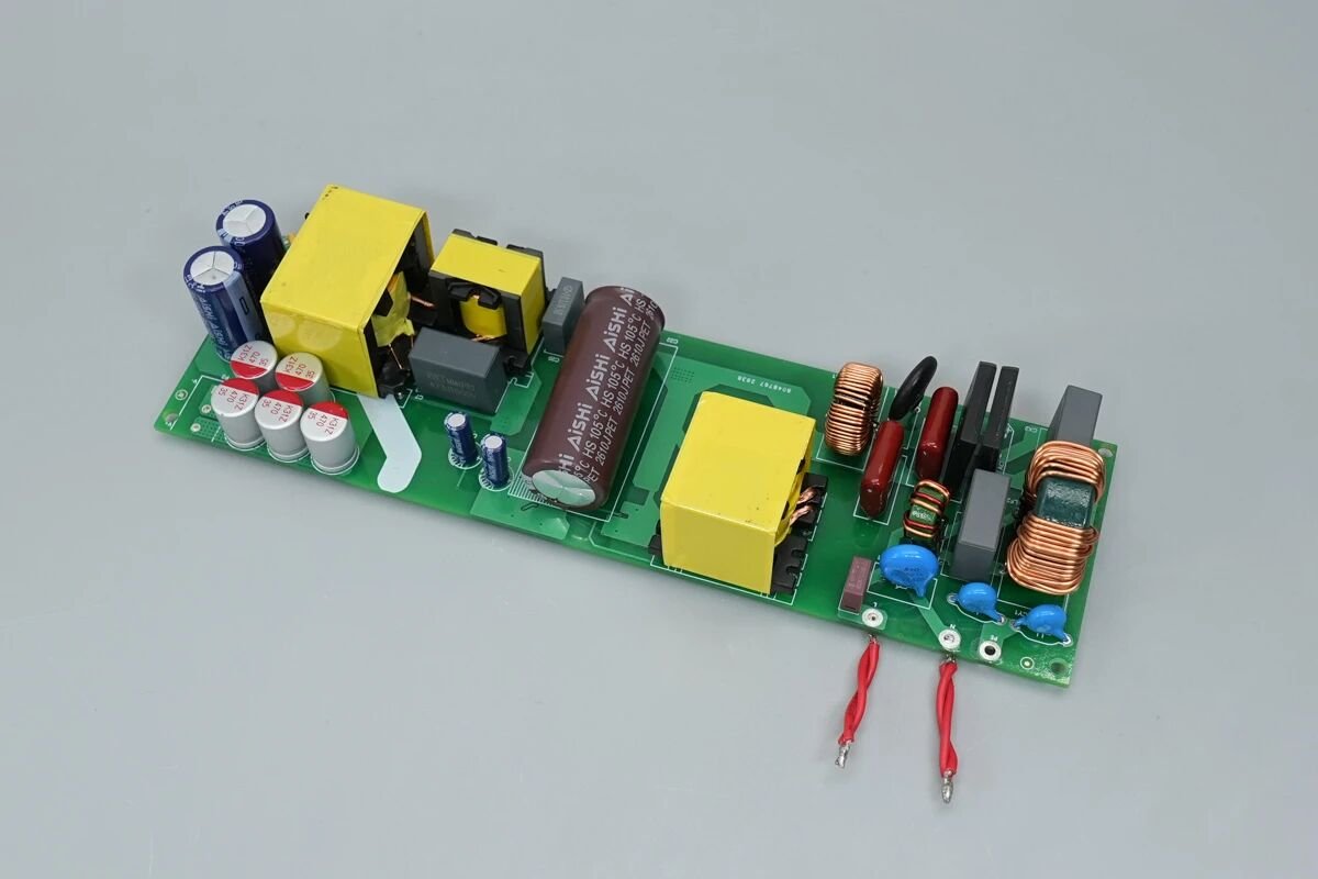 Bo mạch củ sạc tích hợp chip bán dẫn Silicon Carbide SiC 750V ở tầng nâng áp PFC