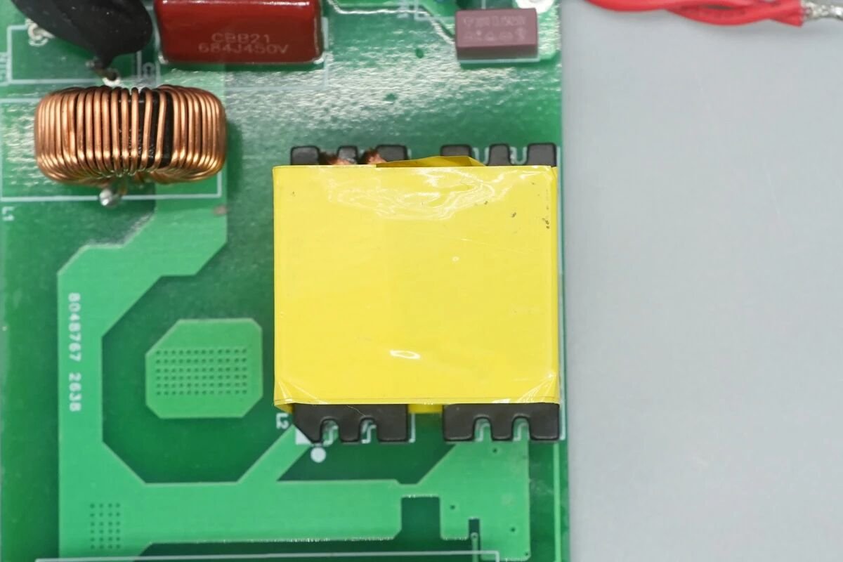 Biểu đồ hiệu suất chuyển đổi đỉnh 95.8 phần trăm của nền tảng củ sạc bán dẫn 750V thế hệ mới