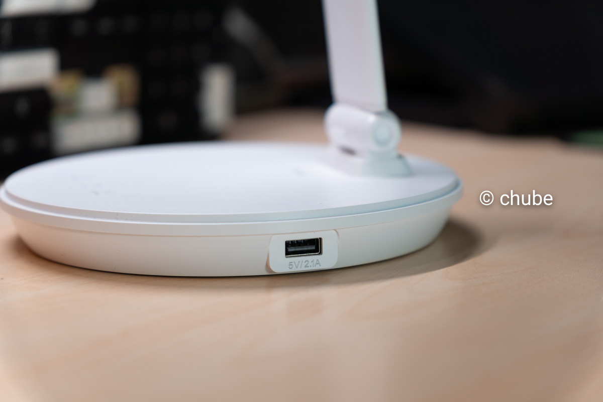 Đèn học để bàn đa khúc xạ Motom GST009 màu trắng đang chiếu sáng, thiết kế 2 khớp