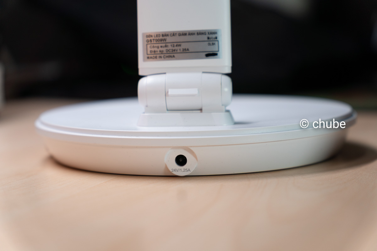 Góc cận cảnh đèn học Motom GST009 với ánh sáng đồng đều Ra97