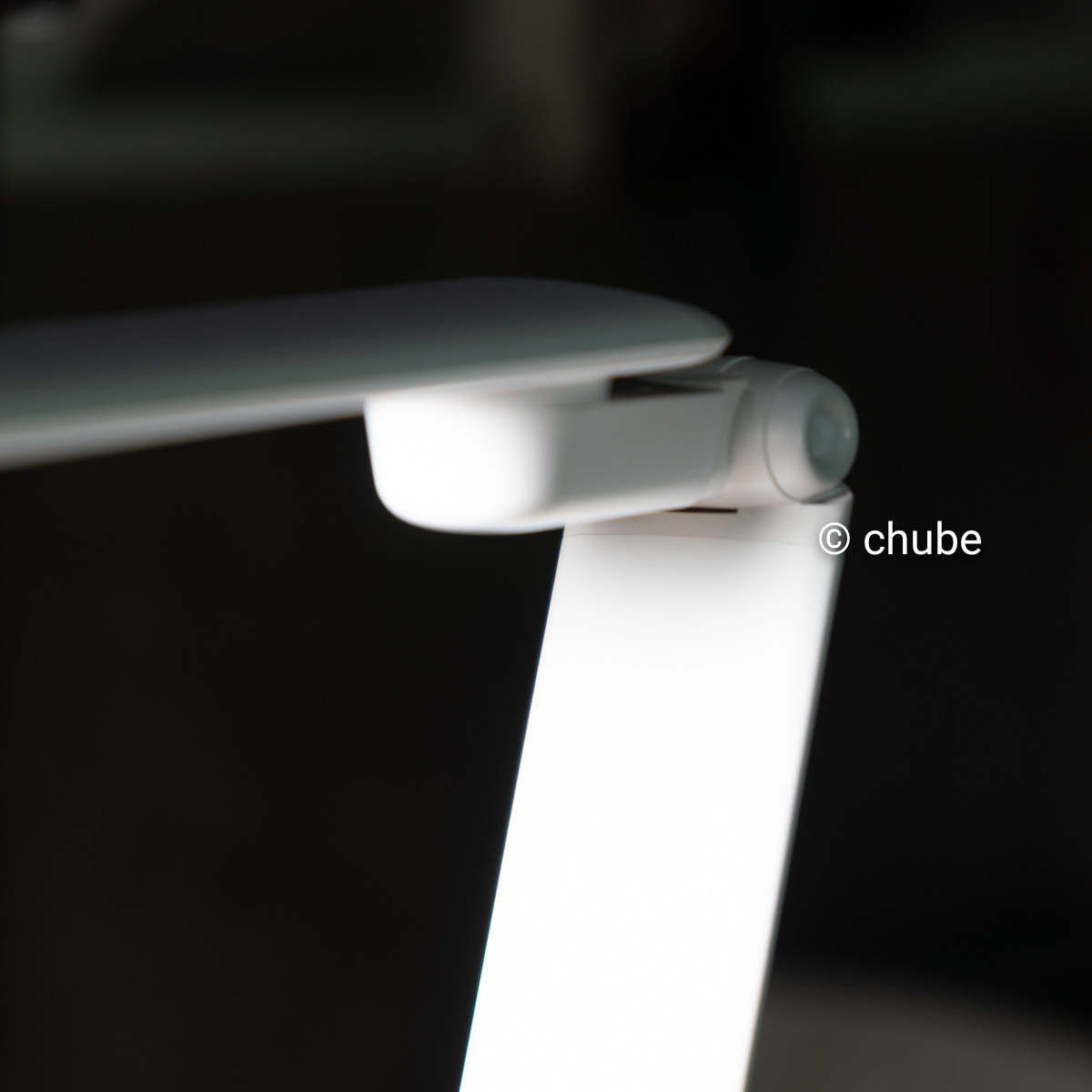 Cổng sạc USB 2.1A tiện lợi tích hợp trên đế đèn học bảo vệ mắt