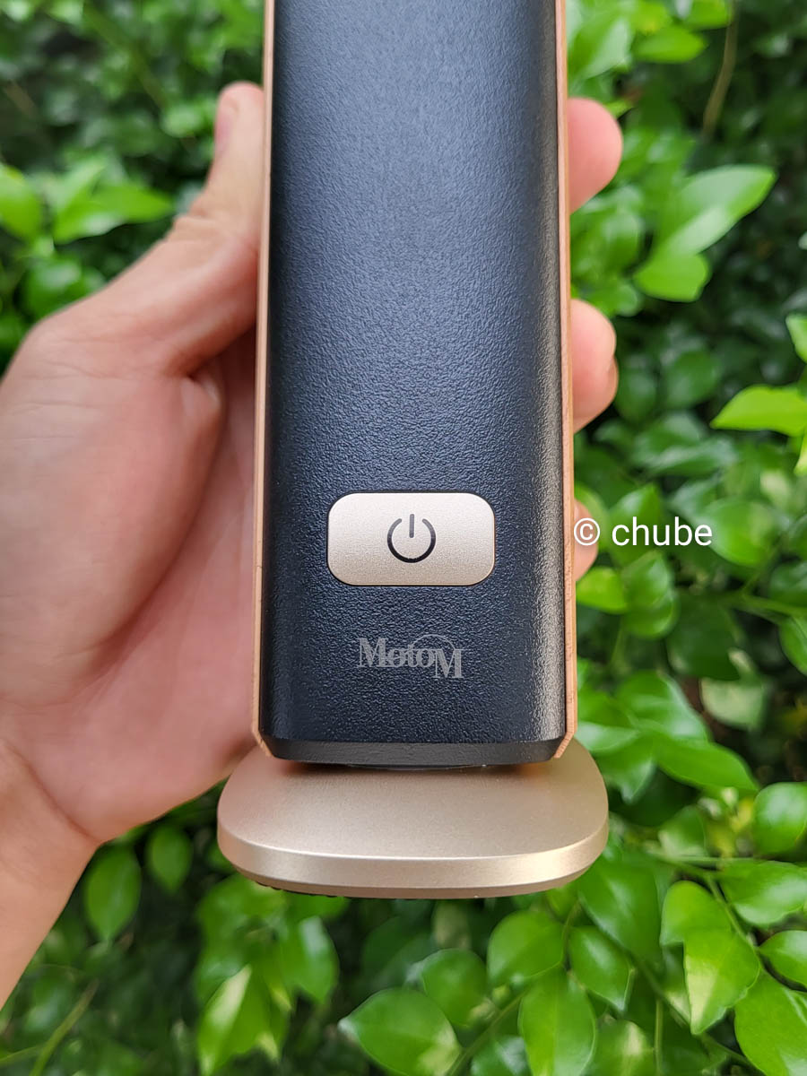 Cận cảnh chụp đèn LED GST018B có thể xoay 130 độ