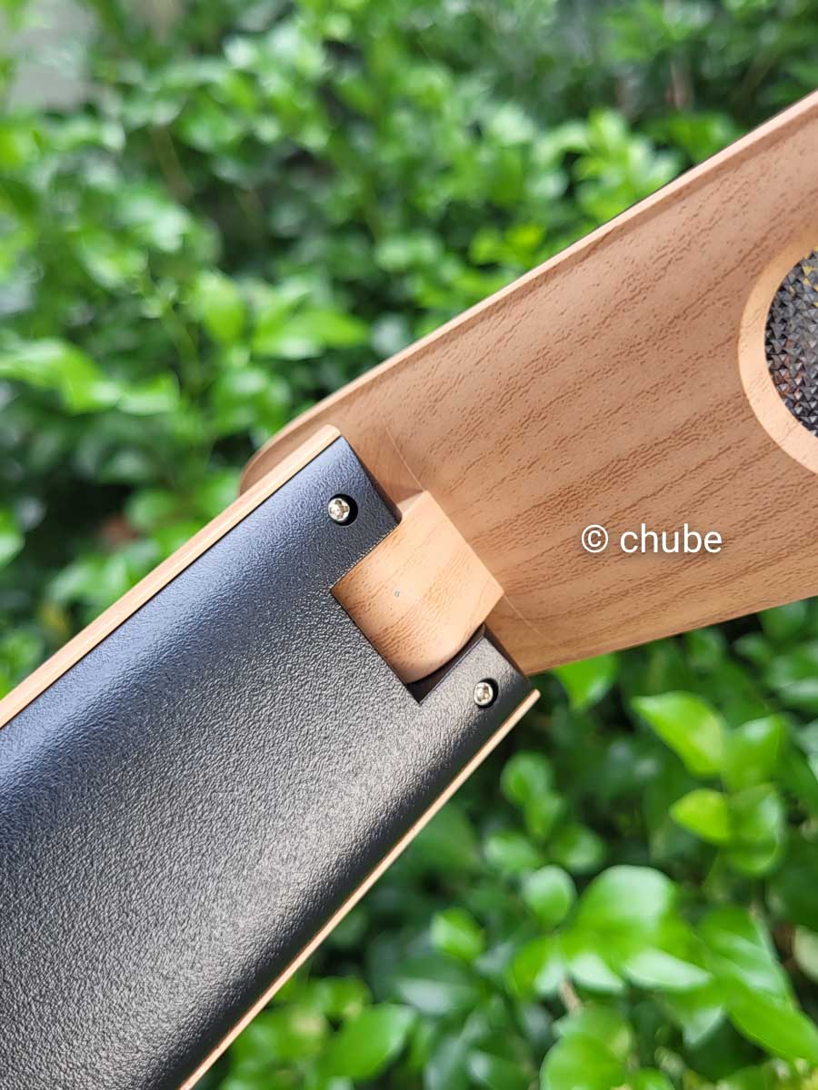 Góc nhìn bên hông đèn bàn GST018B, đế và thân đèn