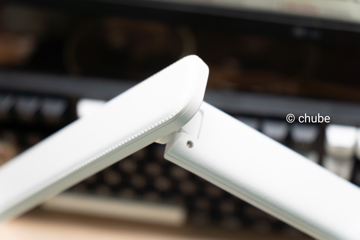 Chi tiết đèn bàn MotoM, ánh sáng chuẩn JIS Loại A bảo vệ mắt