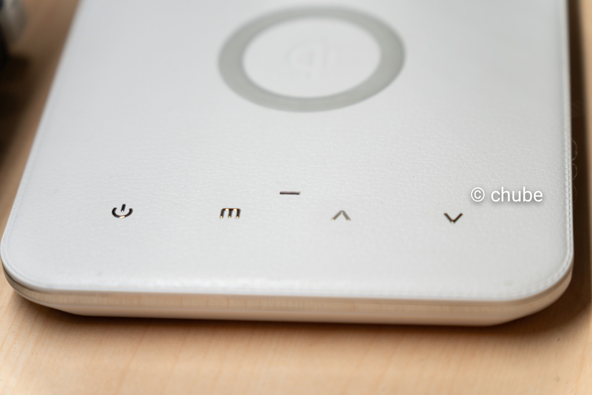 Cận cảnh khu vực điều khiển cảm ứng và đế sạc không dây của đèn bàn MotoM