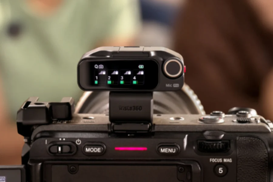 Mặt trước bộ phát micro Insta360 Mic với màn hình mực điện tử E-Ink hiển thị logo cá nhân