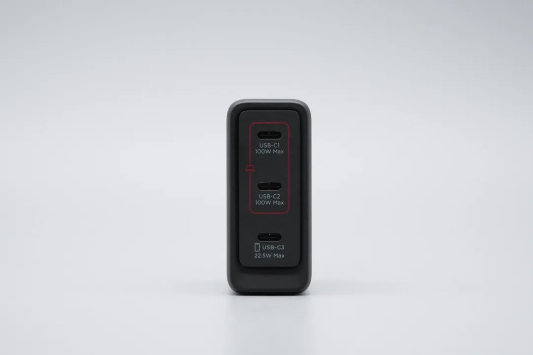 Thiết kế chân cắm gập tiện lợi và cụm 3 cổng USB-C củ sạc Lenovo 100W
