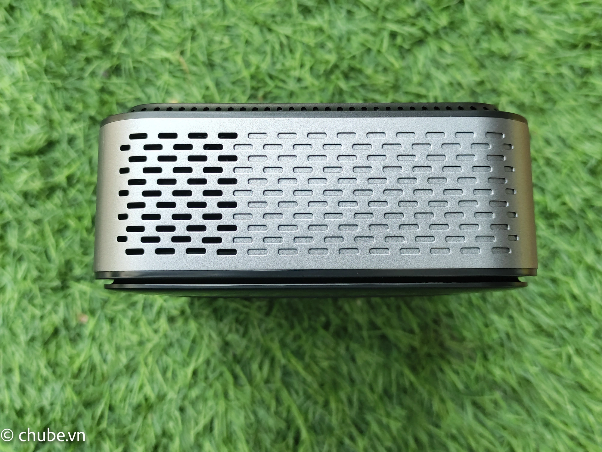 Tính năng đa dụng của Baseus 2-in-1: bơm lốp, kích bình, đèn pin.