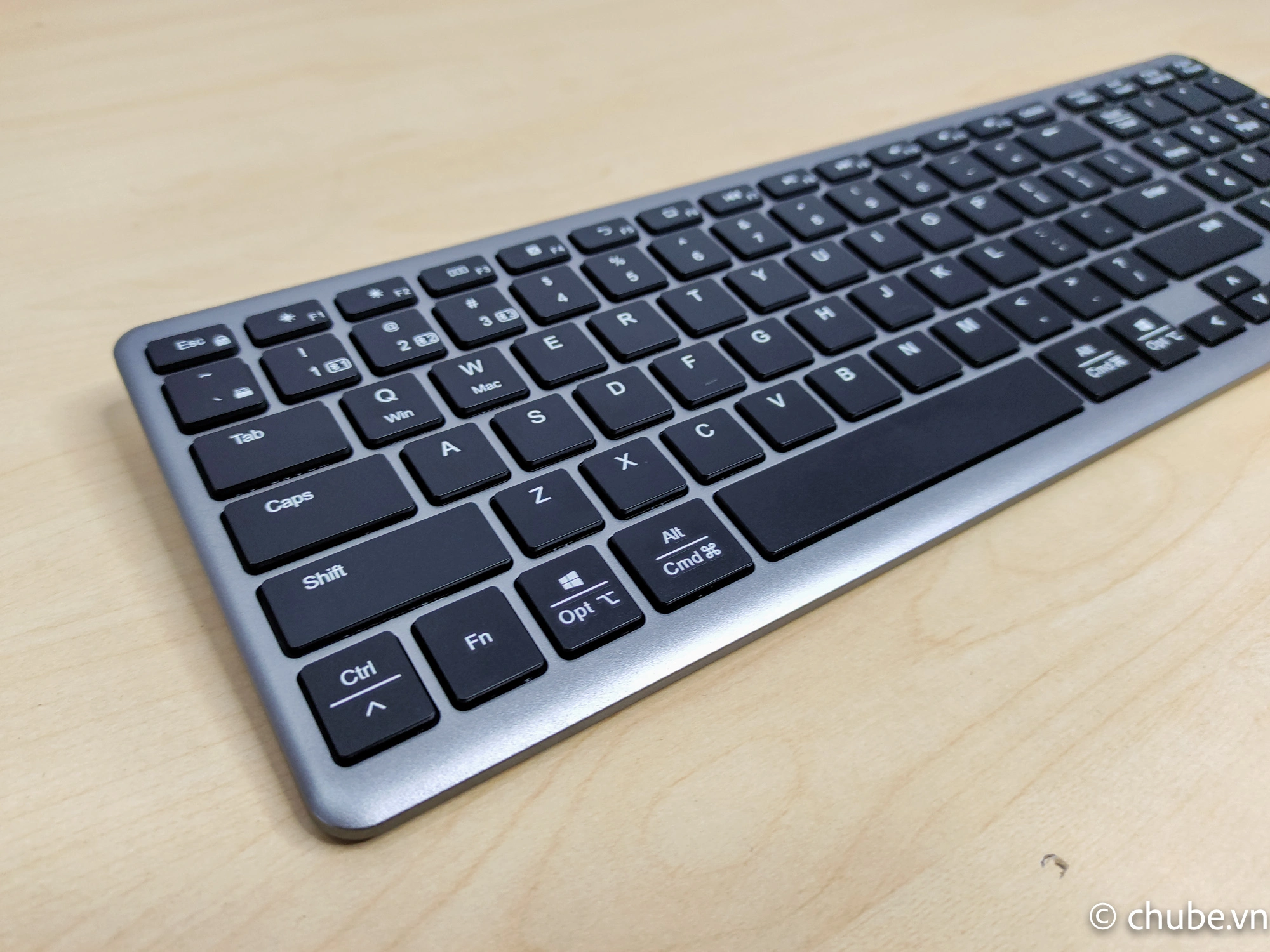 Wireless UGREEN KU005 keyboard on a desk