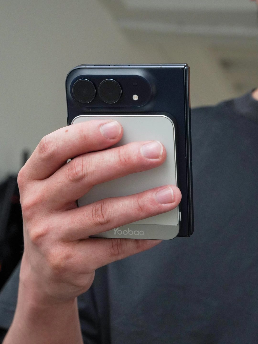 Pin sạc từ tính Yoobao hít lưng ôm sát thân máy iPhone màn hình gập Duo