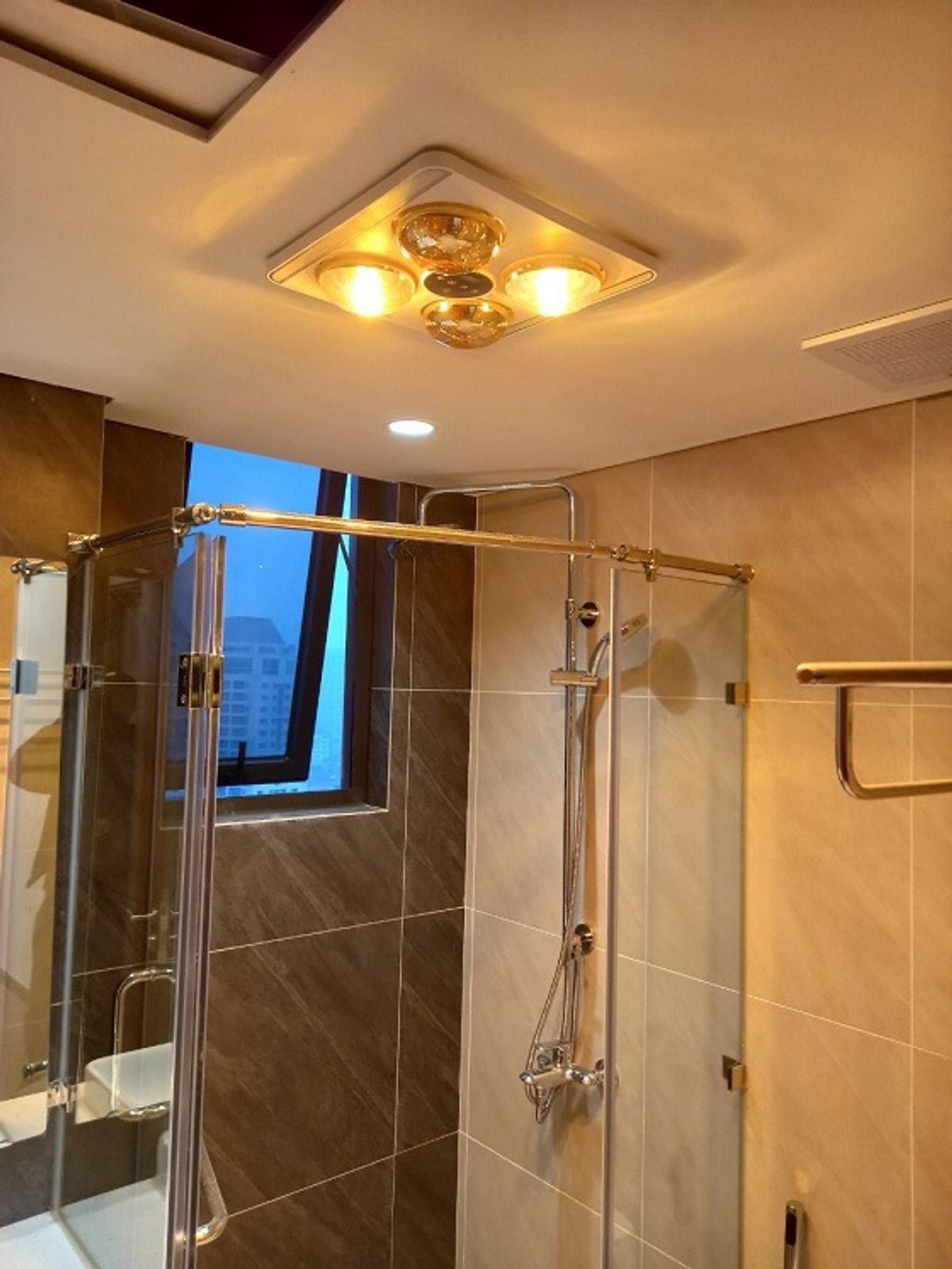 Đèn sưởi nhà tắm 4 bóng Braun Kohn âm trần kèm thông gió màn hình LED điều khiển từ xa 1147W BU06GR - Kết hợp quạt thông gió