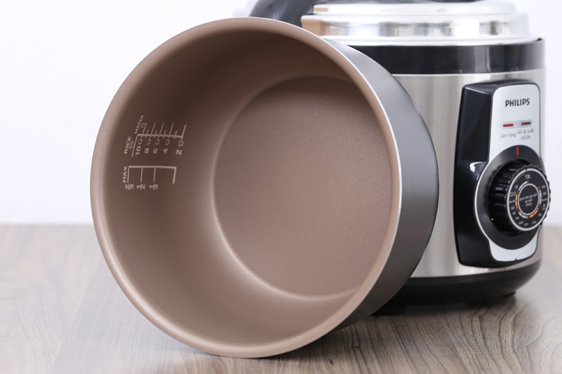 Nồi áp suất điện cơ Philips 14 công thức nấu 5 lít HD2103/66 - Lòng nồi chống dính, dễ vệ sinh