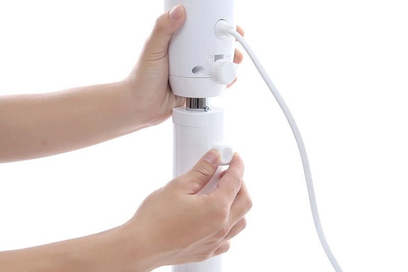 Quạt đứng Toshiba 9 cánh động cơ DC điều khiển từ xa 40cm F-LSD10(W)VN – Màu Trắng - Kiểu quạt cây dáng cao, có thể thay đổi độ cao của quạt dễ dàng với núm vặn