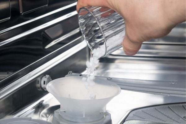 Những lưu ý khi dùng muối chuyên dụng trên máy rửa bát