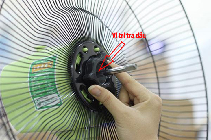 Quạt điện có cần tra dầu không? Cách tra dầu quạt điện đơn giản nhất.