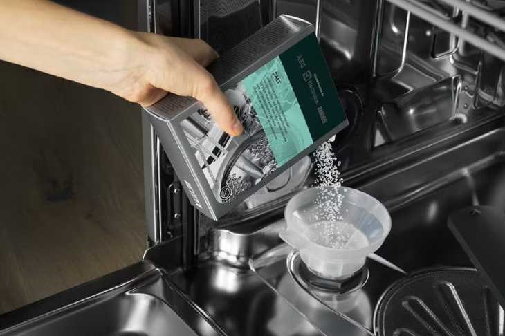 Vì sao nên sử dụng muối cho máy rửa bát ? Cách sử dụng muối sao cho hiệu quả ?