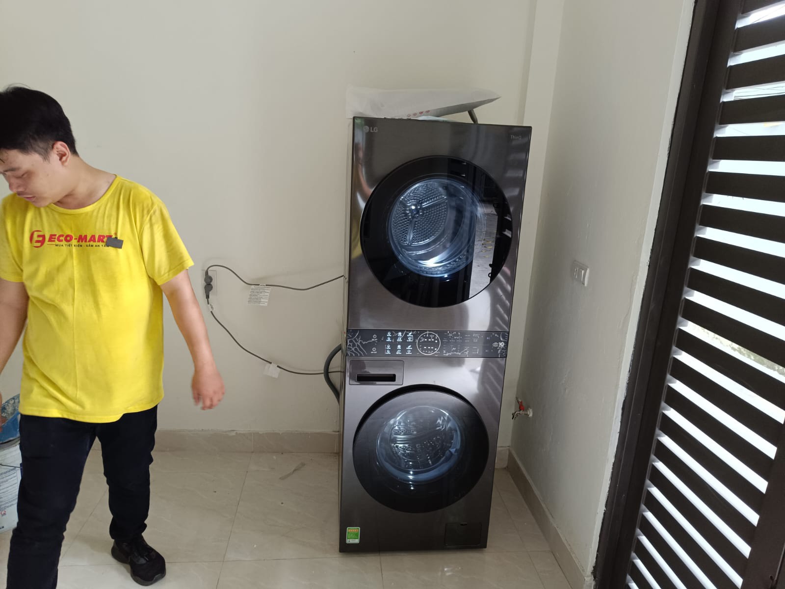 Giao Hàng và Lắp Cặp Đôi Sản Phẩm Tủ lạnh và Tháp Giặt Sấy LG Cao Cấp tại Minh Khai