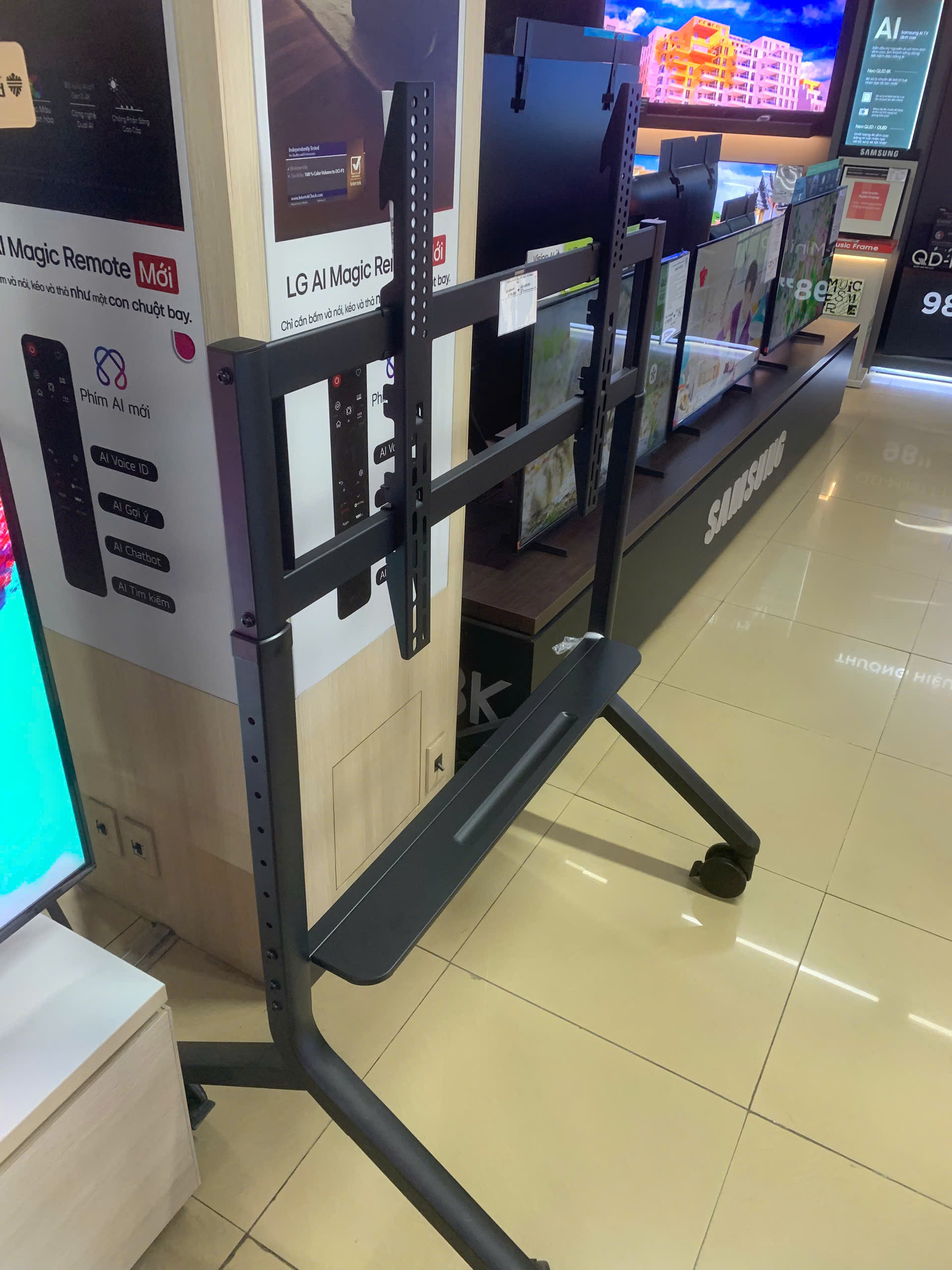 Giá treo tivi di động P80  cho tv từ 30 inch