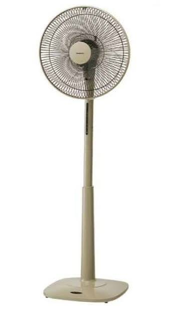Quạt cây đứng Panasonic F409KBE màu be
