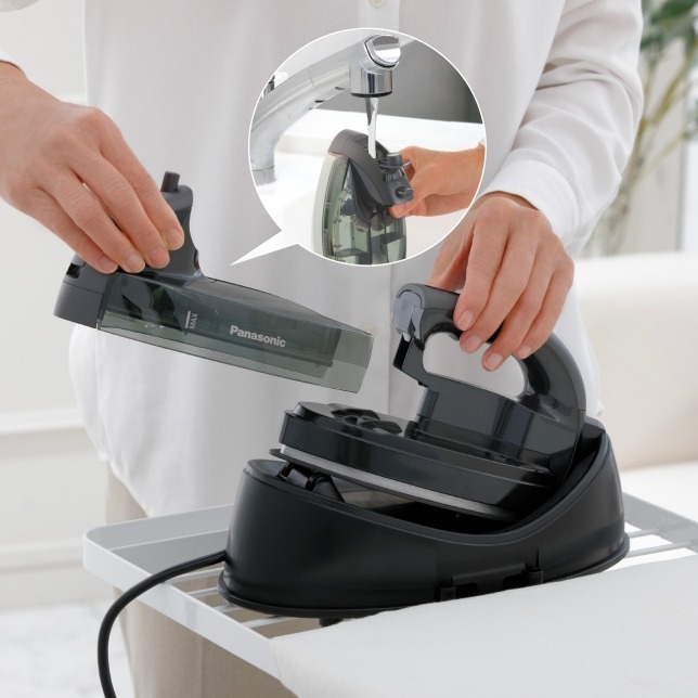 Bàn là hơi nước không dây Panasonic NI-WL55KRA