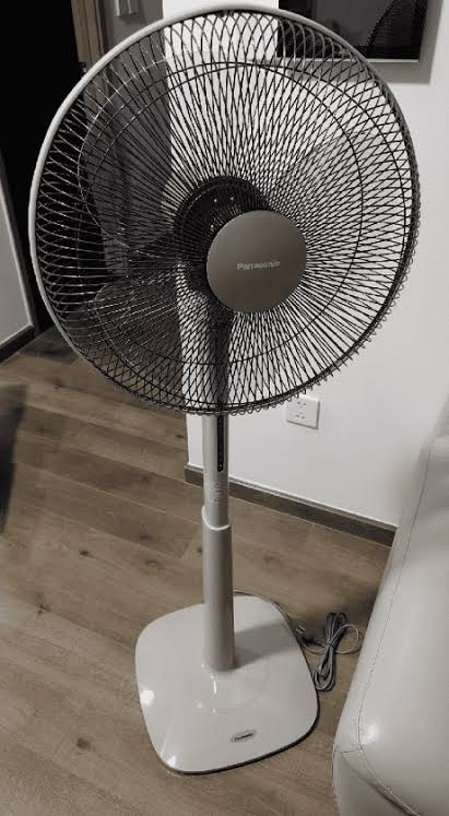 Quạt cây đứng Panasonic F409KBE màu be