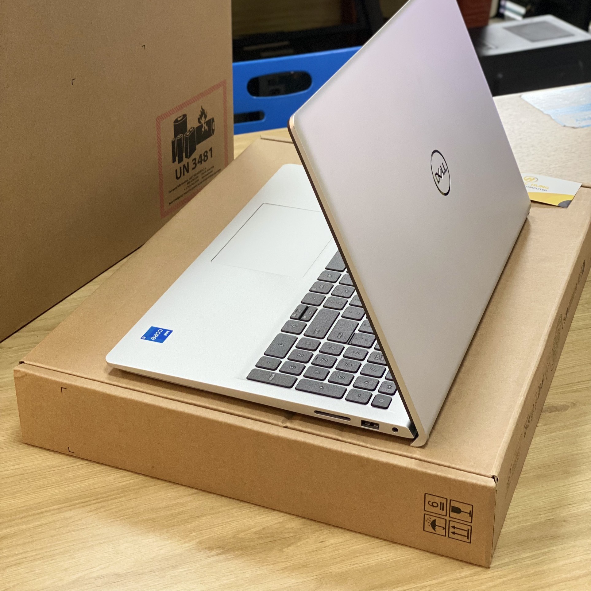 Máy tính xách tay Dell Inspiron 3530 ( i3.1305U | 8GB | SSD 512GB | 15.6 inch FHD | Win11 | Bạc | NK)