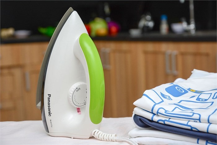 Bàn là khô Panasonic NI-317TXRA màu trắng xanh