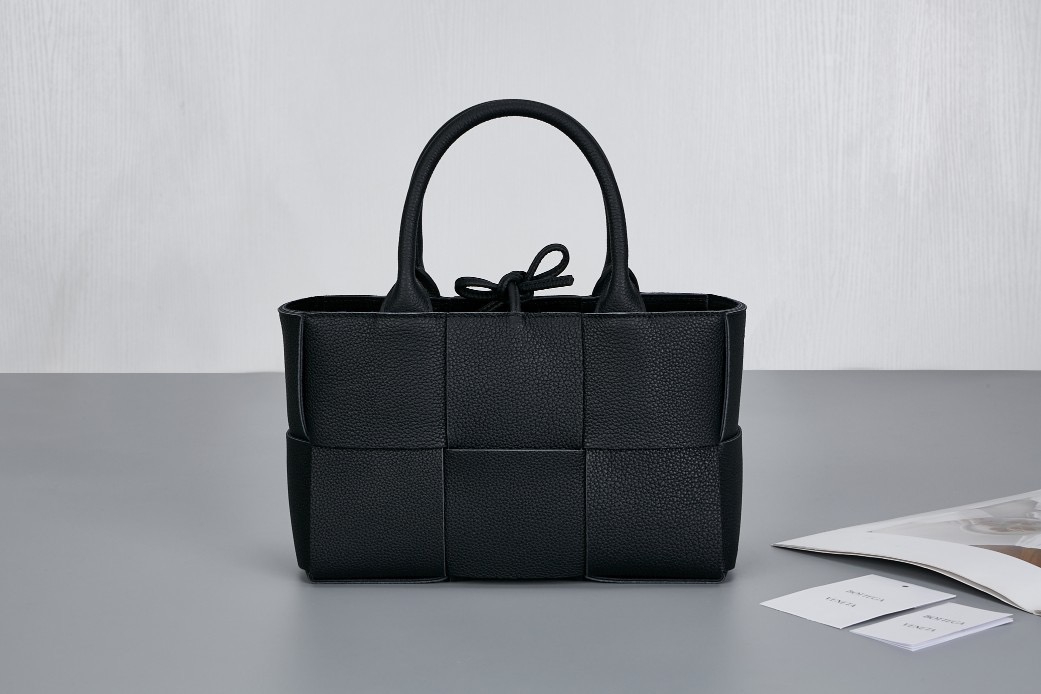 BV Arco Tote