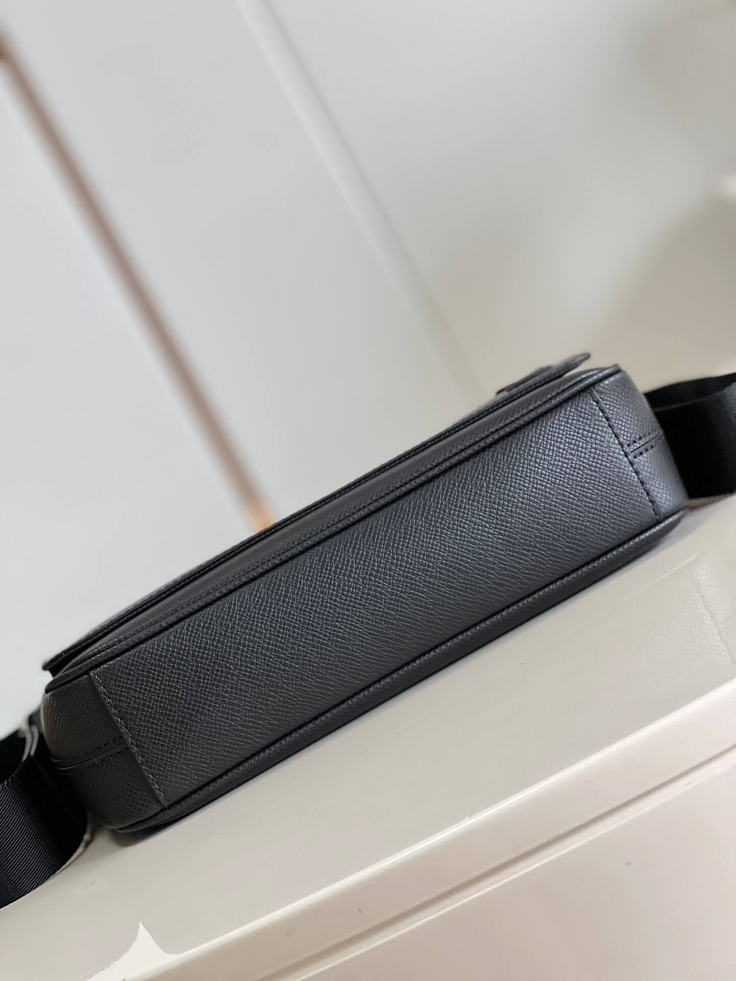 LOUIV District Messenger Bag
