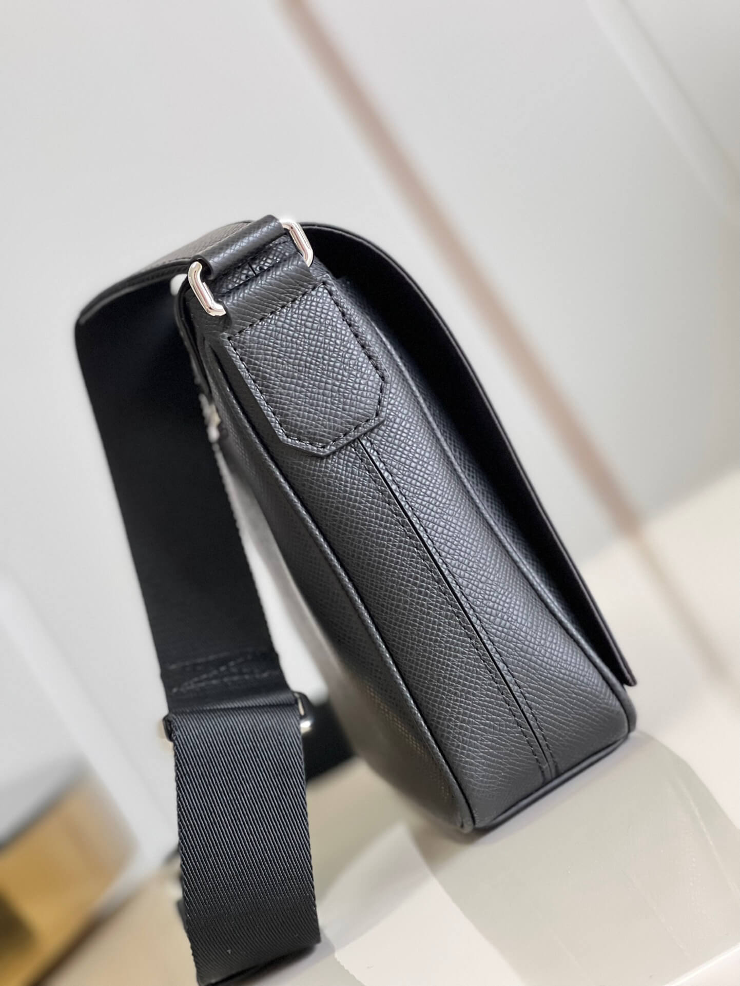 LOUIV District Messenger Bag