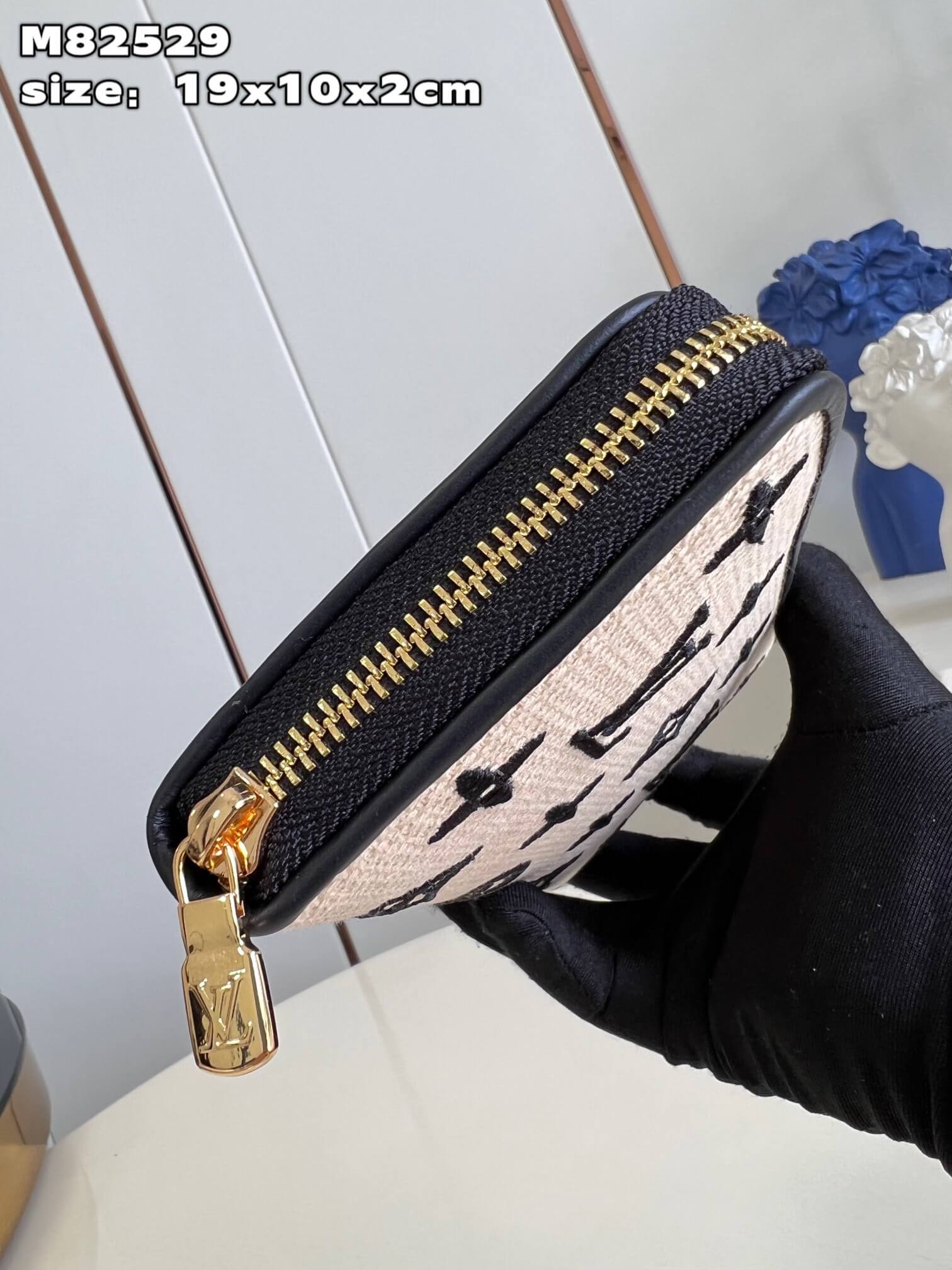 LOUIV Zippy Wallet