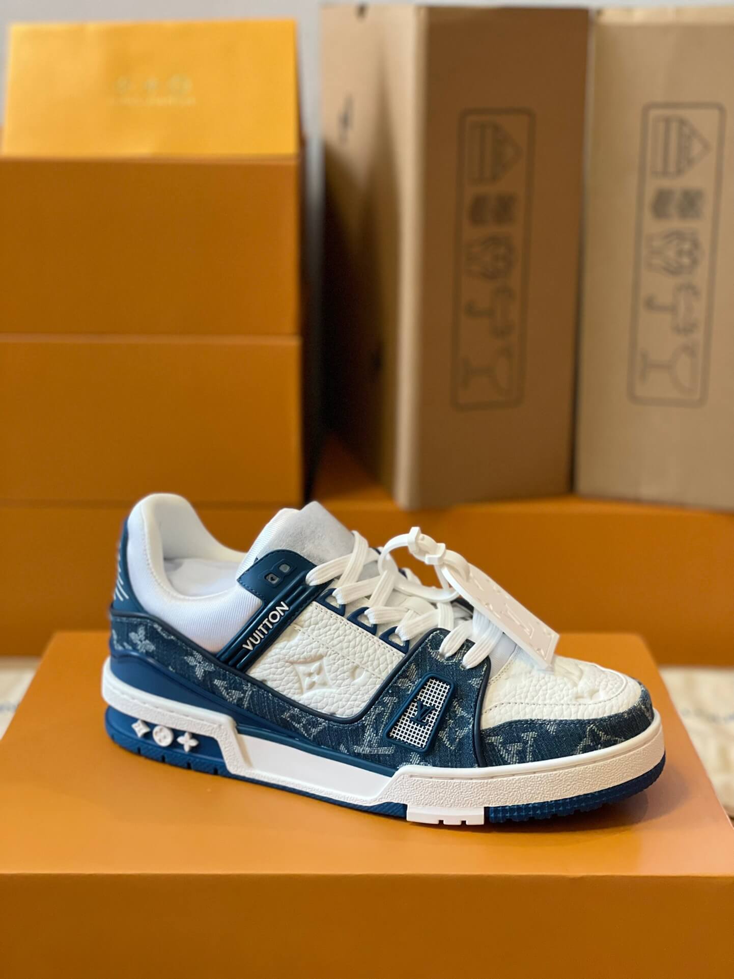 LOUIV Sneakers