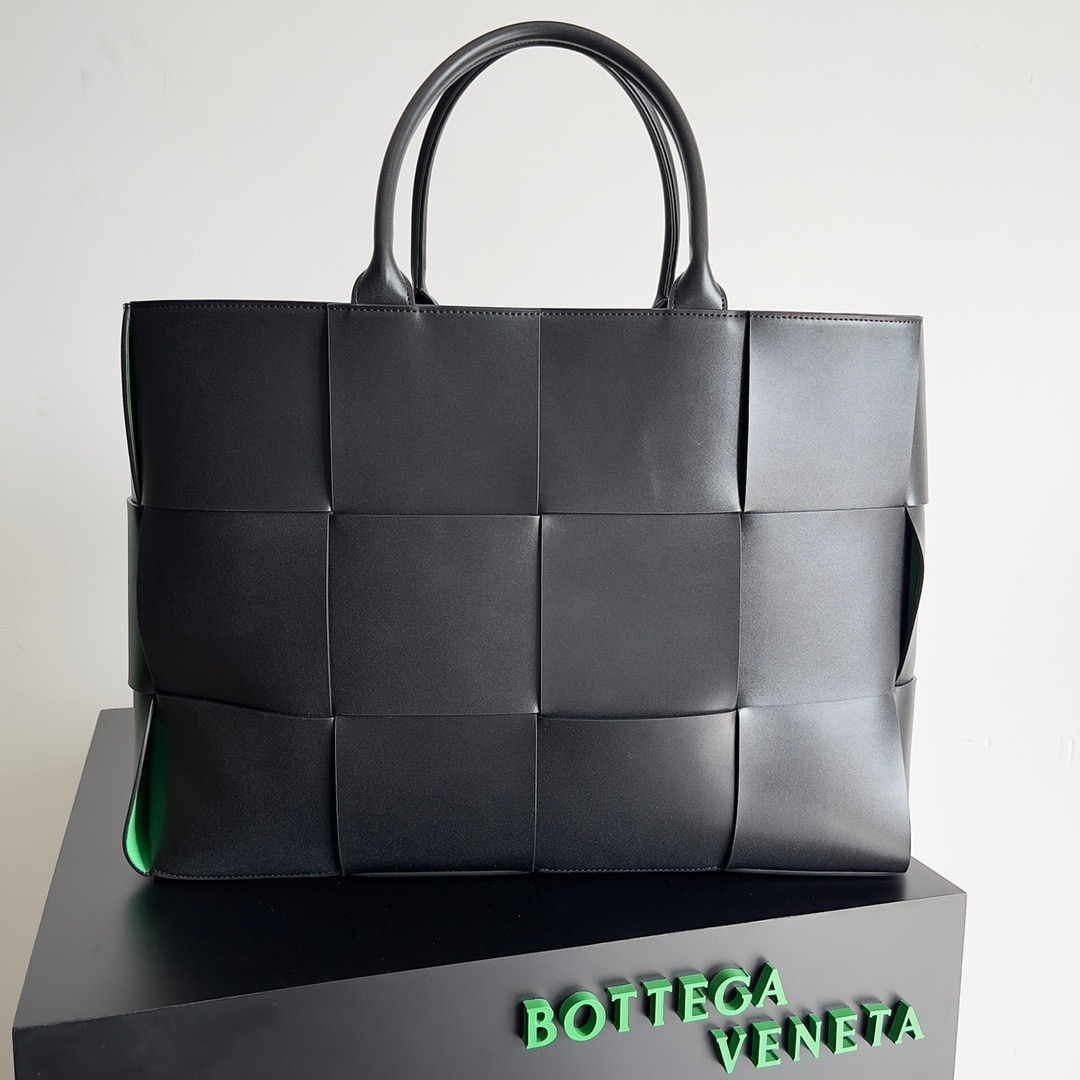 BV Arco Tote