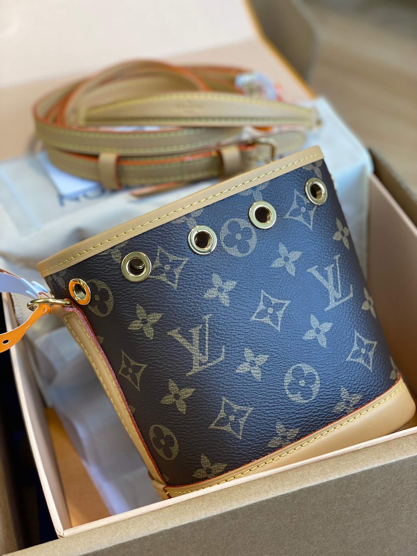 LOUIV Bucket Bag